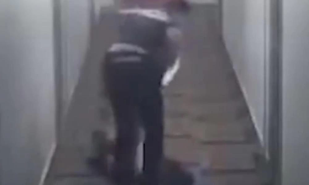 Αστυνομικός σέρνει γυναίκα και την πατάει στο κεφάλι